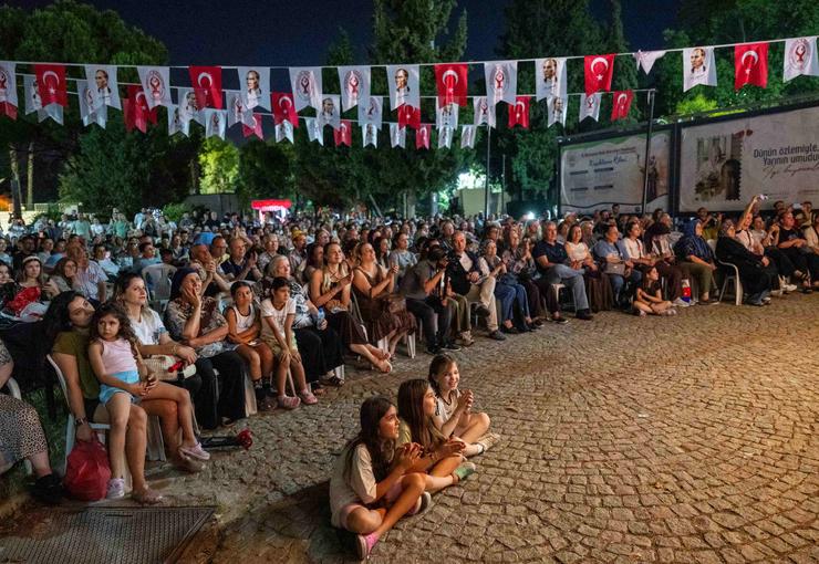 Bornova Belediyesi tarafından geleneksel hale getirilen Halk Dansları Festivali, bu