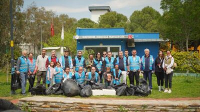 İzmir Büyükşehir Belediyesi’nin “Temiz Park” etkinliğinde gönüllüler, parkları atıklardan arındırırken