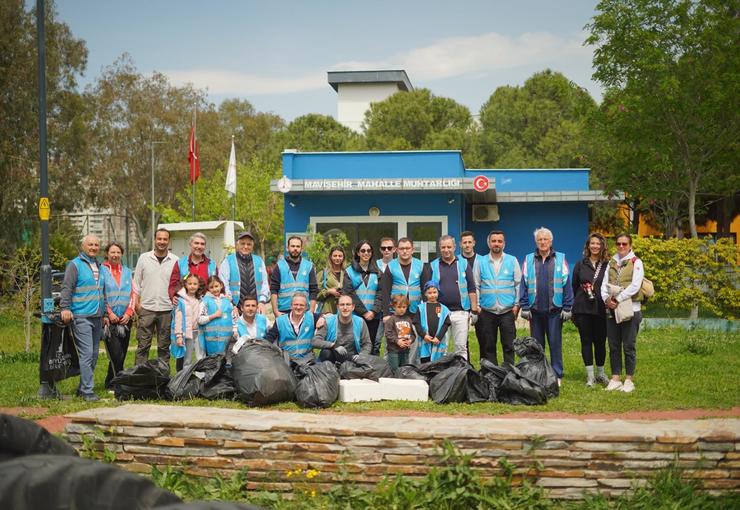İzmir Büyükşehir Belediyesi’nin “Temiz Park” etkinliğinde gönüllüler, parkları atıklardan arındırırken