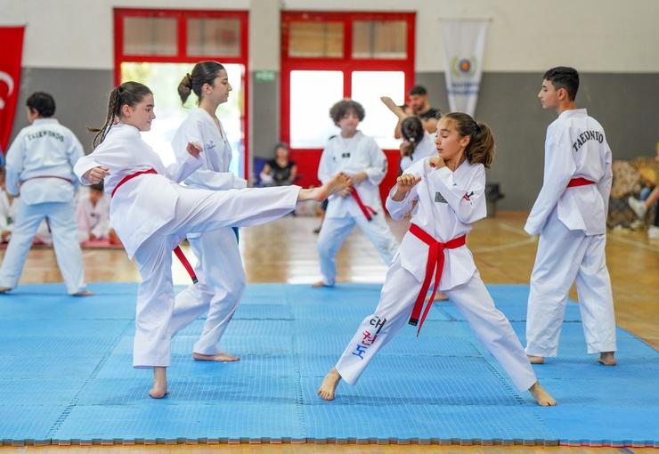 Gaziemir Belediyesi’nin düzenlediği taekwondo kursuna katılan 81 sporcu, 2026 Yılı