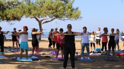 Menderes Belediyesi, yaz boyunca Özdere Gençlik Parkı’nda pilates dersleri veriyor.