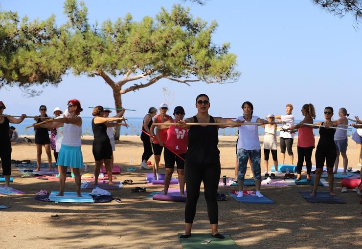 Menderes Belediyesi, yaz boyunca Özdere Gençlik Parkı’nda pilates dersleri veriyor.