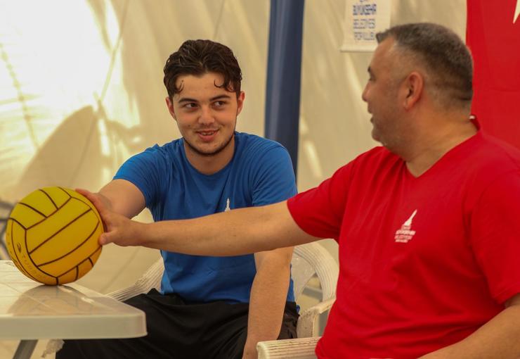 İzmir Büyükşehir Belediyesi Spor Kulübü’nün 16 yaşındaki milli sutopu sporcusu