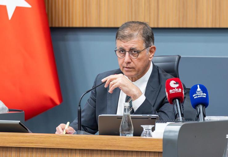 İzmir Büyükşehir Belediyesinin sürdürülebilir ulaşımı genç istihdamıyla buluşturduğu Bisicab araçlarının