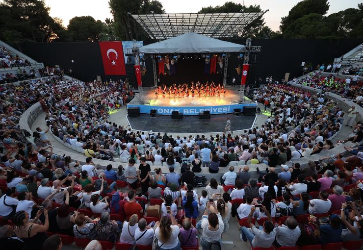 Konak Belediyesi’nin 20 yıldır bozulmayan geleneği Halk Oyunları Şenliği’nde bu