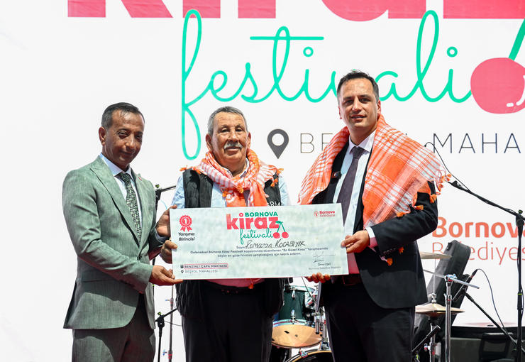Bornova Belediyesi tarafından Beşyol Mahallesi’nde düzenlenen Bornova Kiraz Festivali, konserler,