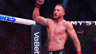37 yaşında, UFC hafif sıklet şampiyonluğunu kazanan ve bunu başaran