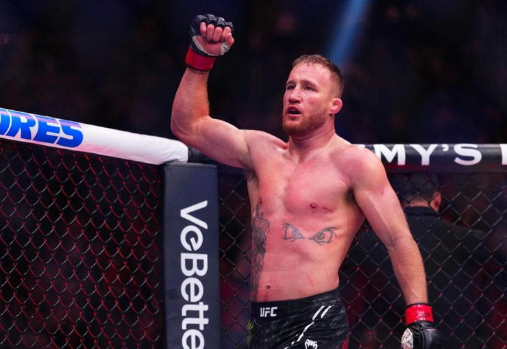 37 yaşında, UFC hafif sıklet şampiyonluğunu kazanan ve bunu başaran
