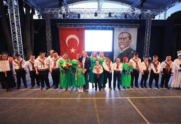 Konak Belediyesi’nin bu yıl 20’nci kez “Merhaba” diyen Halk Oyunları