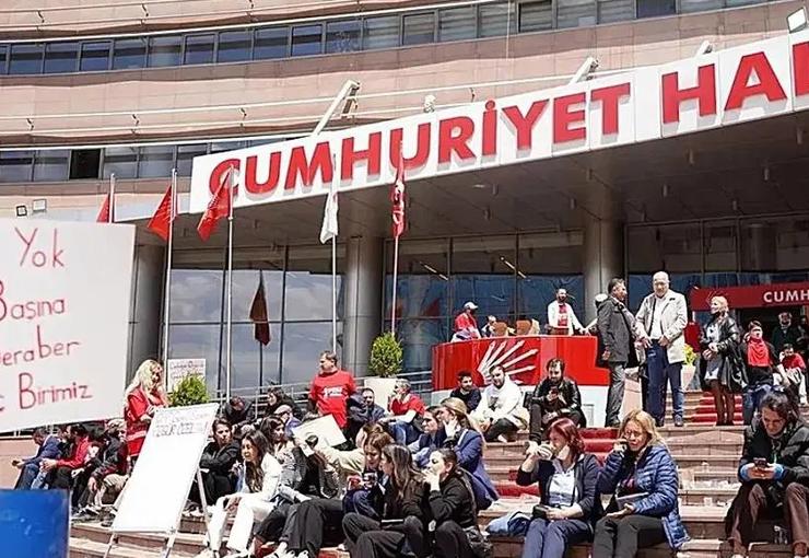 CHP’de partinin seçilmiş yönetimi, 74 il başkanı ve 7 ilden