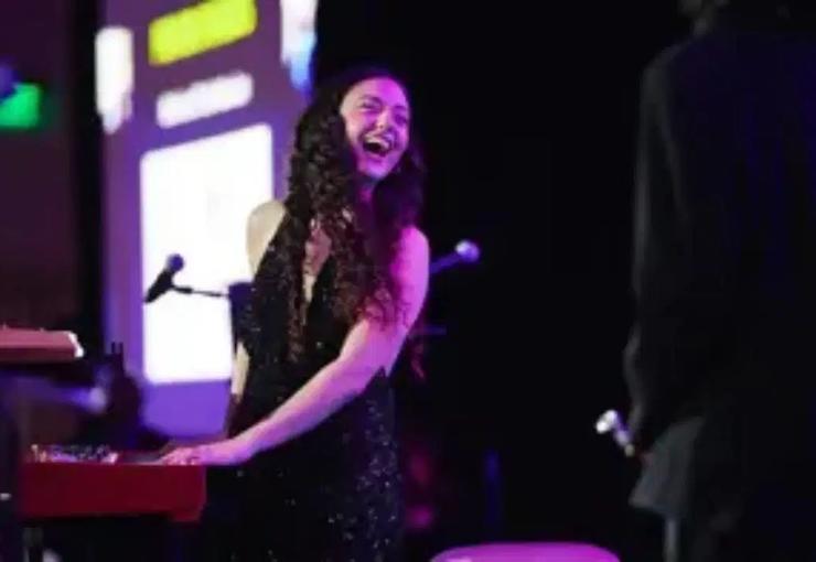 ABD’deki Berklee College of Music tarafından Enstrümantal Performans Ödülü’ne değer