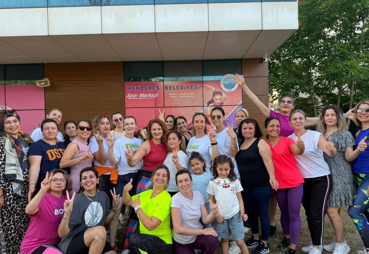 Menderes Belediyesi’nin zumba dersleri dolu dizgin devam ediyor. 