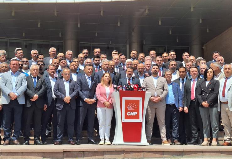 CHP’de partinin seçilmiş yönetimini destekleyen 74 il başkanı, 833 delegenin