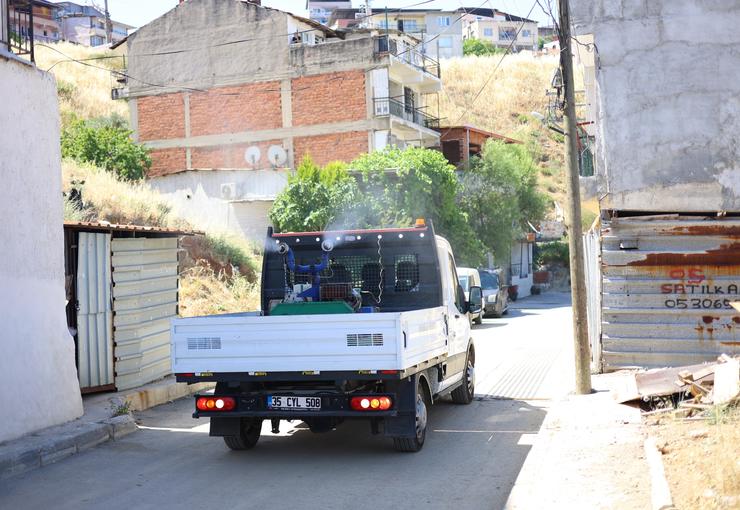 Karabağlar Belediyesi, kış aylarında devam ettiği ilaçlama çalışmalarını yaz aylarının