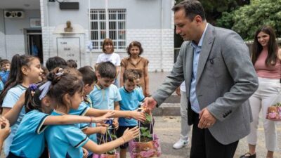 Bornova Belediye Başkanı Ömer Eşki, çocuklara erken yaşta doğa sevgisi