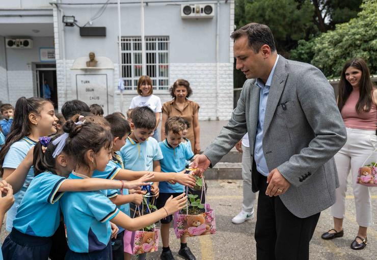 Bornova Belediye Başkanı Ömer Eşki, çocuklara erken yaşta doğa sevgisi