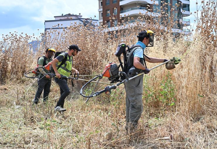 Manisa Büyükşehir Belediyesi, kent genelinde yürüttüğü yabani ot temizliği çalışmalarıyla