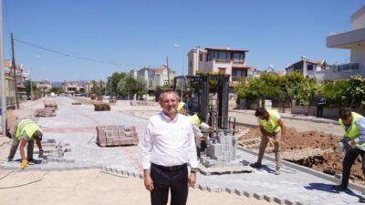 Ayvalık Belediyesi, kent genelinde başlattığı yol yapım ve yenileme çalışmalarını