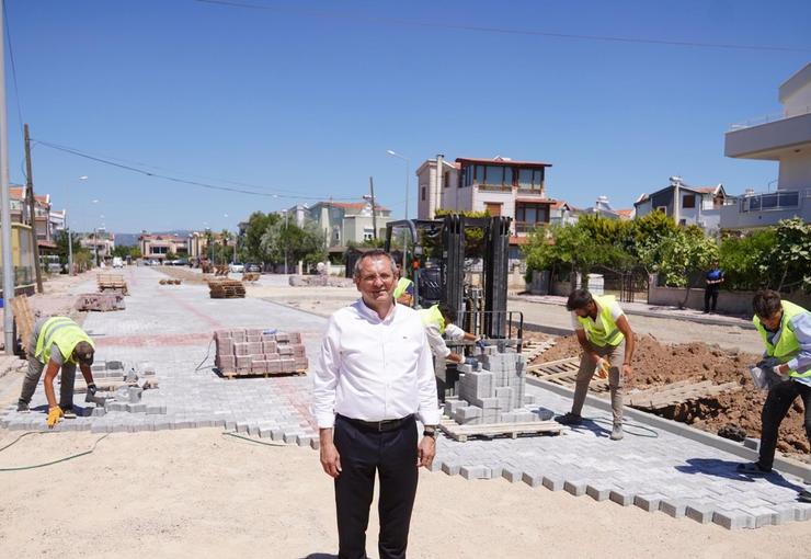 Ayvalık Belediyesi, kent genelinde başlattığı yol yapım ve yenileme çalışmalarını