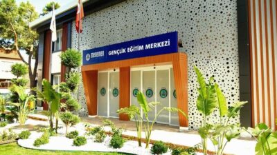 Menemen Belediyesi, eğitim yatırımlarıyla örnek oluyor. Anaokulu sıralarından üniversite mezuniyetine