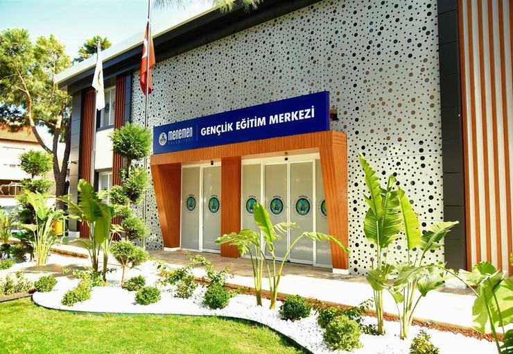 Menemen Belediyesi, eğitim yatırımlarıyla örnek oluyor. Anaokulu sıralarından üniversite mezuniyetine