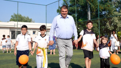 Seferihisar Belediyesi, çocukların ve gençlerin yaz tatilini sporla, eğitimle ve