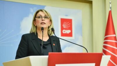 CHP İzmir İl Başkanlığı’na atanan Utku Gümrükçü’nün parti binasına girişi