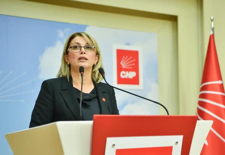 CHP İzmir İl Başkanlığı’na atanan Utku Gümrükçü’nün parti binasına girişi