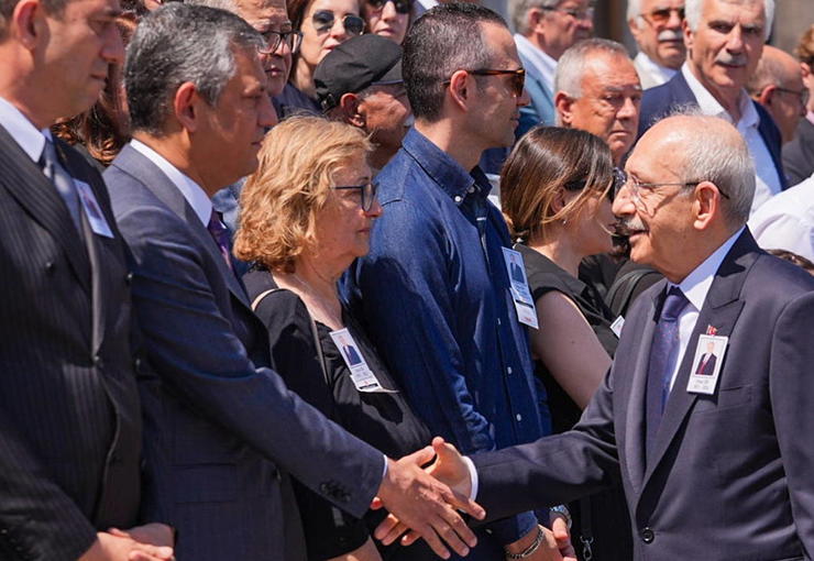 CHP Genel Başkanı Özgür Özel ile Kemal Kılıçdaroğlu, hayatını kaybeden