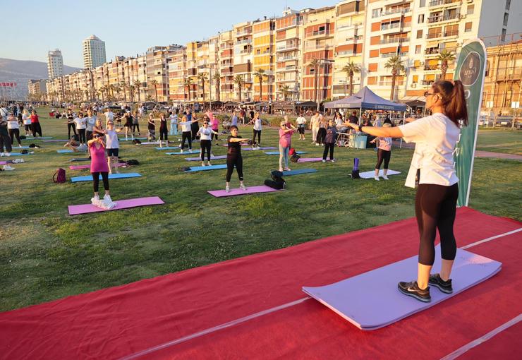 Konak Belediyesi’nin Kordon’daki çim alanda düzenlediği “Genç Ruh, Mutlu Beden”