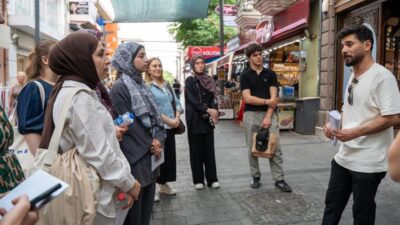 İzmirli üniversiteliler, usta yazar Tarık Dursun K.‘nin romanlarında hayat bulan