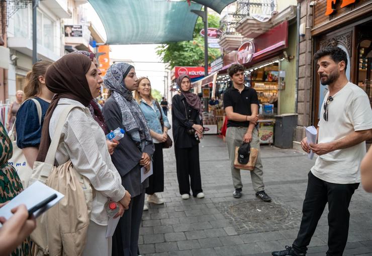 İzmirli üniversiteliler, usta yazar Tarık Dursun K.‘nin romanlarında hayat bulan