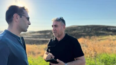 Foça Yenibağarası yolu üzerinde çıkan makilik alan yangını, ekiplerin havadan