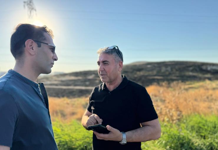 Foça Yenibağarası yolu üzerinde çıkan makilik alan yangını, ekiplerin havadan