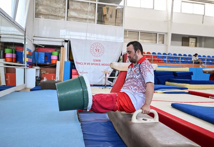 İzmir Büyükşehir Belediye Spor Kulübü’nün down sendromlu milli sporcusu Alper