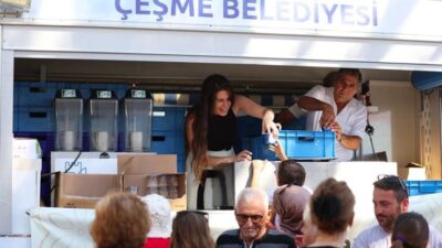 Çeşme Belediyesi, Muharrem ayı dolayısıyla düzenlediği aşure lokması paylaşımıyla vatandaşları