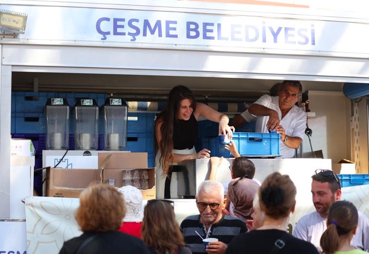 Çeşme Belediyesi, Muharrem ayı dolayısıyla düzenlediği aşure lokması paylaşımıyla vatandaşları