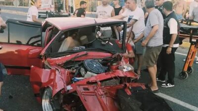 Balıkesir'in Edremit ilçesinde iki otomobilin çarpıştığı kazada 2 kişi yaşamını
