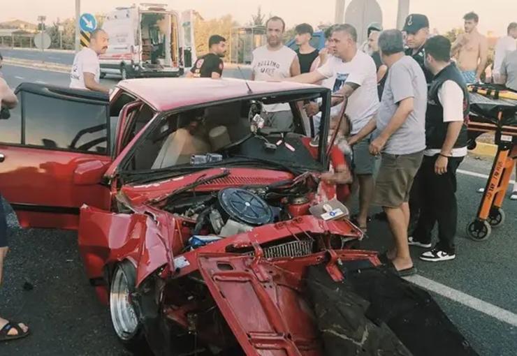 Balıkesir'in Edremit ilçesinde iki otomobilin çarpıştığı kazada 2 kişi yaşamını