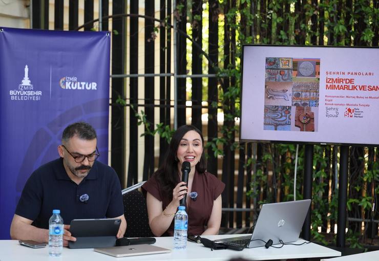 İzmir Şato’da düzenlenen “Şehrin Panoları” etkinliğinde, seramik panoların kent belleğindeki