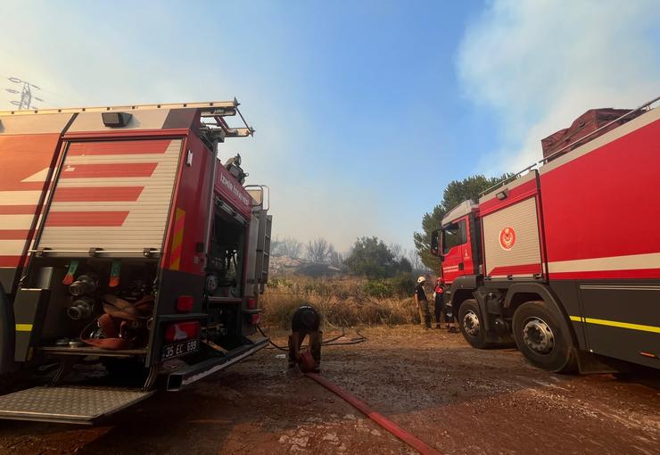 İzmir Büyükşehir Belediyesi İtfaiye Dairesi Başkanlığı ekipleri, Dikili ilçesine bağlı
