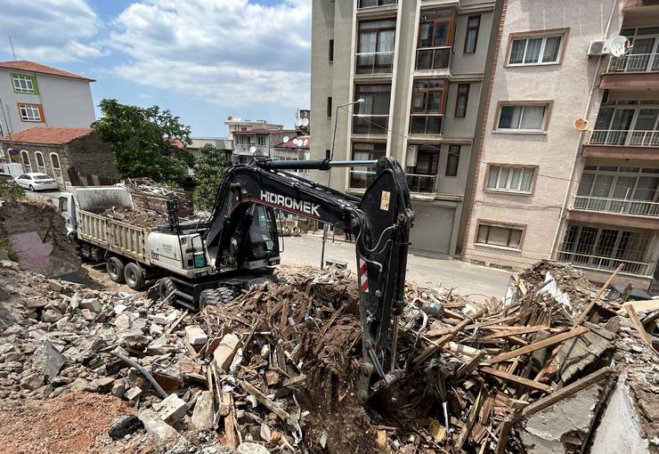 Konak Belediyesi, güvenlik tehdidi oluşturan ve kent estetiğini bozan metruk