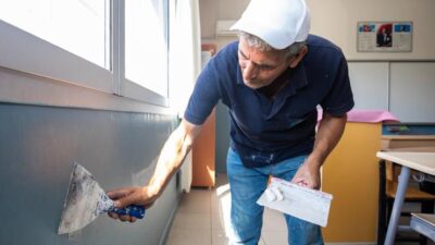 Narlıdere Belediyesi, yaz tatilinin başlamasıyla birlikte, ihtiyaç duyulan okullarda boya,