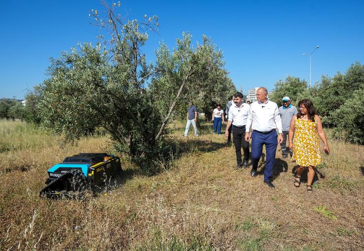 Gaziemir Belediyesi, park, yeşil alan ve boş arsalarda yürüttüğü ot