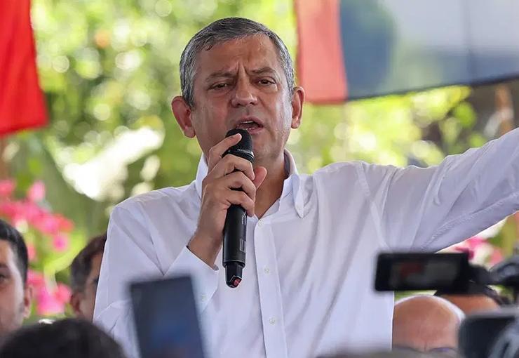 CHP lideri Özgür Özel, "yeni parti" tartışmalarıyla ilgili "Vatandaşlarımızı dinlemeye,