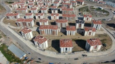 Depremzedeler hâlâ çözüm beklerken Bayraklı TOKİ’deki 225 konutun satışa çıkarılması