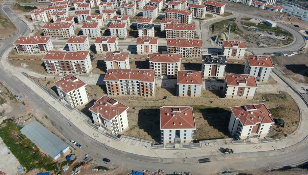 Depremzedeler hâlâ çözüm beklerken Bayraklı TOKİ’deki 225 konutun satışa çıkarılması