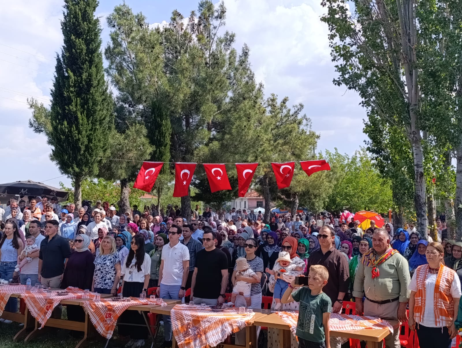 Manisa’nın Gördes İlçesine bağlı Börez Mahallesinde yapılan 4. kiraz festivali