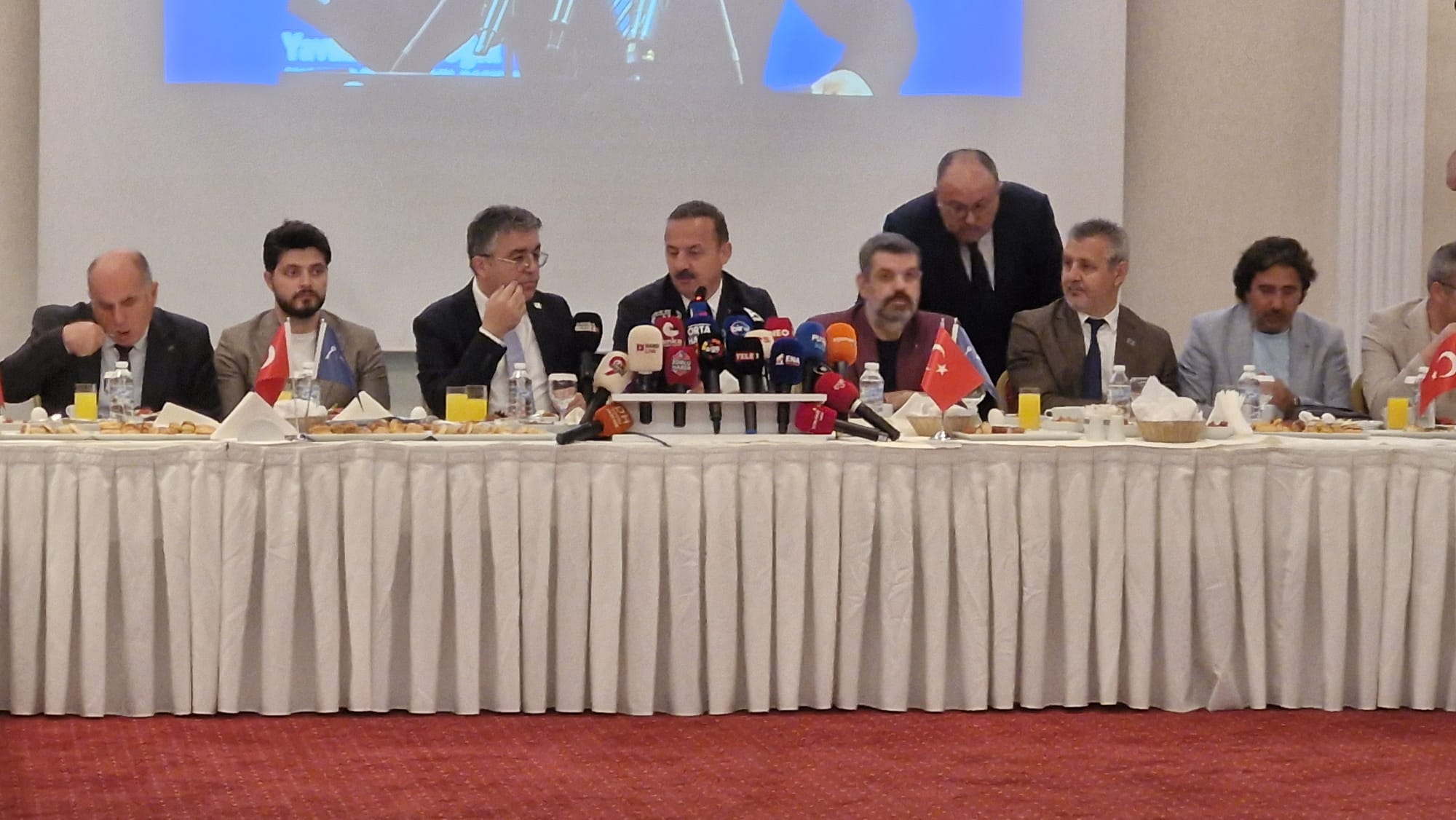 ANAHTAR Parti Genel Başkanı Yavuz Ağıralioğlu, İzmir’de düzenlediği kapsamlı basın toplantısında
