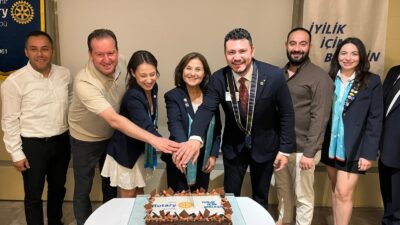 İzmir Rotary Kulübü’nde başkanlık görevi Hazal Kahraman’dan Ozan Karakaya’ya devredildi.
